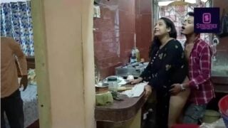 बंगाली वाइफ पकड़ी गई सेक्स करते हुए